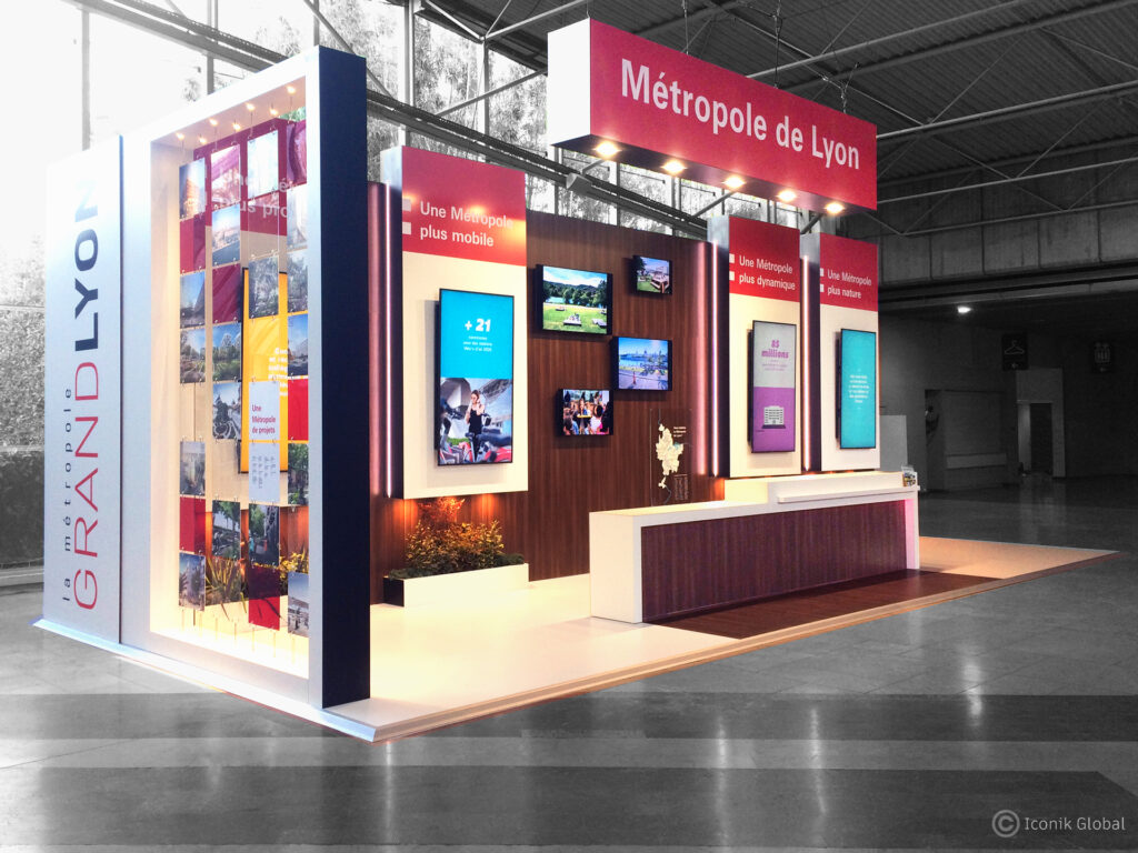 Stand modulaire équipé d&#039;une longue banque accueil, d&#039;une arche et d&#039;une enseigne haute