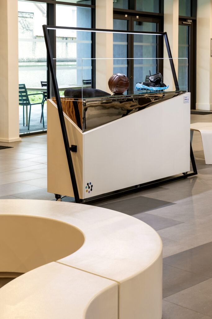 Vitrines conçues pour le showroom d&#039;une entreprise de plasturgie.-4